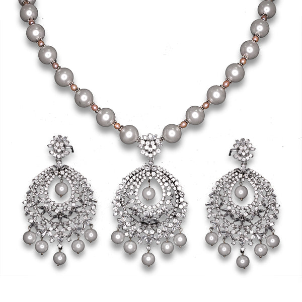 Neckalce Set in Pearls and Zircons