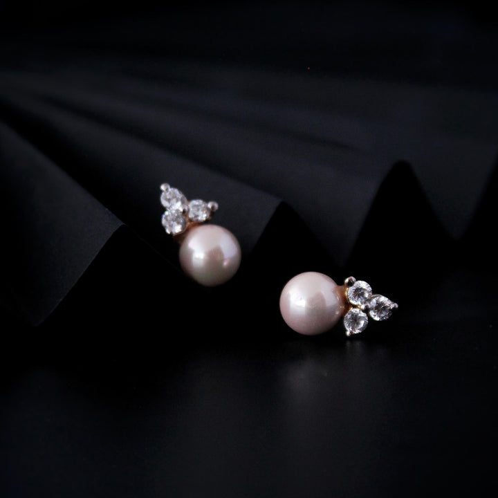 Small Studs in pearls (6239996215479)