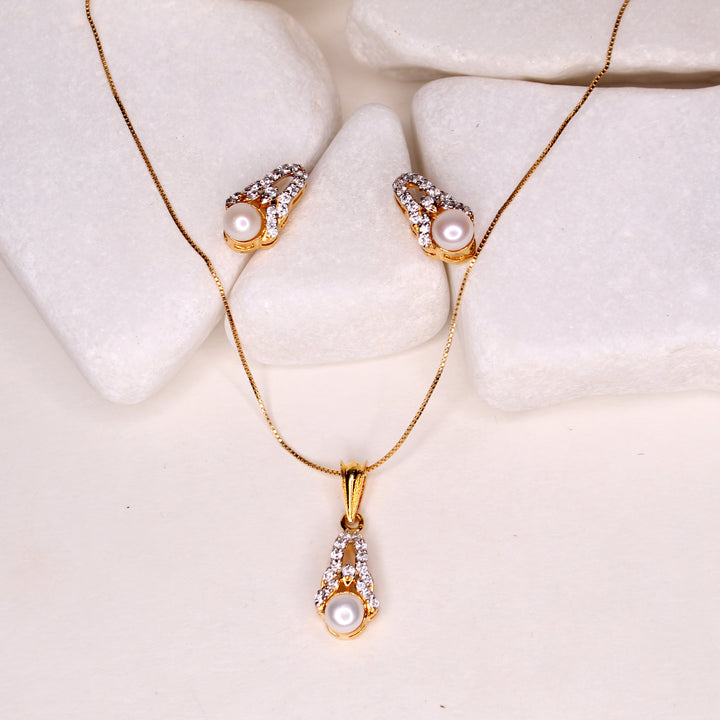 Pendant Set in Pearls and Cubic Zircons (7434463543530)